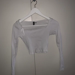 Top i storlek S - Sparsamt använd top i storlek S