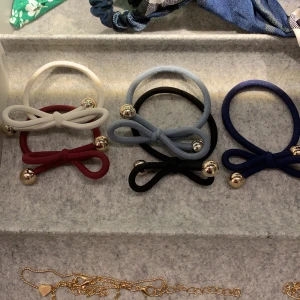 Tofsar Ia Bon - 5 st superfina tofsar med pärla från Ia Bon. Oanvända och i bra skick. 100kr för alla.(Röd och mörkblå sålda)