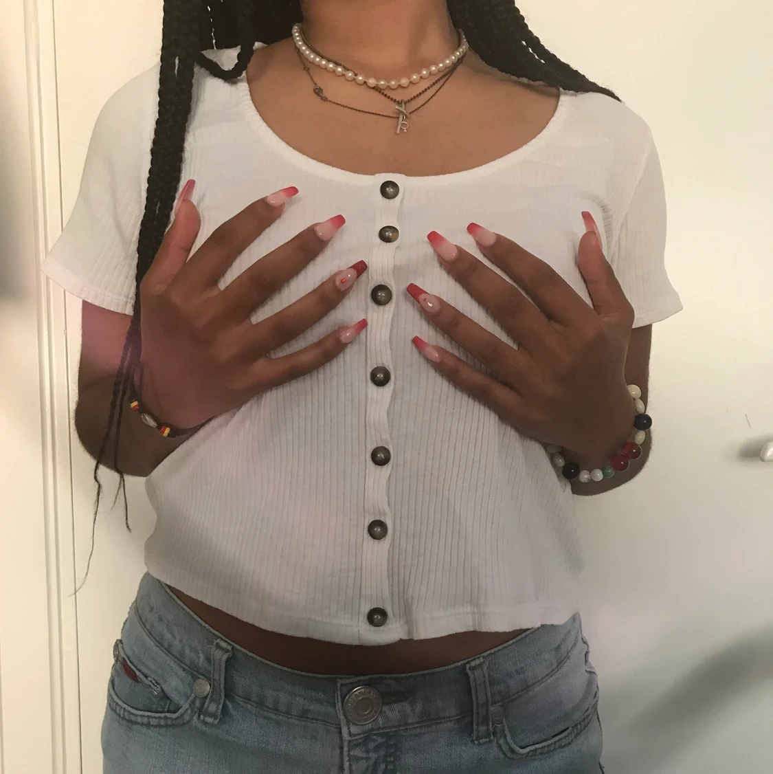 Vit topp med knappar