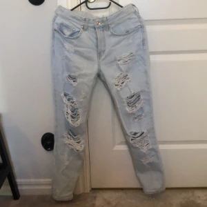 H&m boyfriend jeans st xs men Passat S åxå - Säljer desss superfina boyfirend jeans från h&m! Bra skicka andvända 2/3 gånger! Kan mötas i centrala Stocholm eller frakta på posten! 