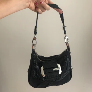 Guess väska - Fin liten svart väska. Riktigt lojal. Helt ok skick