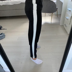 NAKD byxor - Ett par mjukare byxor ifrån NAKD. Säljer dem då de aldrig kommer till användning tyvärr. 70kr + frakt