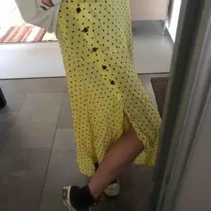 Jättesöt gul prickig kjol ifrån Zara! Slits på sidan. Strl XS! 