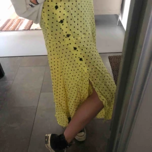 Kjol! - Jättesöt gul prickig kjol ifrån Zara! Slits på sidan. Strl XS! 