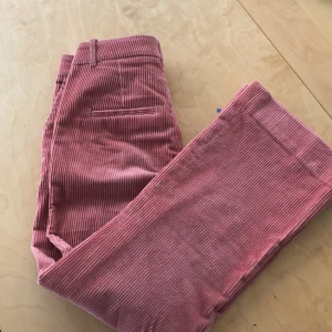 Rosa Manchester byxor - Skitsnygga Manchester byxor i en snygg smutsrosa färg från Other stories köpt sommaren 2018 för 790kr . Använda en del men i bra skick! Säljer pga att de är för små. Frakt ingår ej 💙