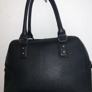 Handväska  - En super fin handväska, hyfsat stor, använt några gånger till skolan. Köparen står för frakten men kan även mötas upp i Helsingborg❤️