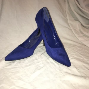 Blå pumps låg klack storlek 41 - Blåa pumps i princip oanvända, klacken är lite högre än en tax klack, super snygga och bekväma. I mocka imitation.