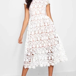 HELT NY midiklänning  - Säljer denna superfina och eleganta klänning. Klänningen är helt ny och har även prislappen kvar. Storlek 38