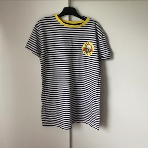 Guns and roses tröja - En trevlig tröja med Guns and Roses, köpt i England, fri frakt, billigare vid upphämtning✨