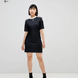 Adidas klänning - Helt oanvänd med lappen kvar! Köpt för 589:- men säljes för 300 eller bud. Finns i Göteborgstrakterna men kan posta om köparen står för portot. 