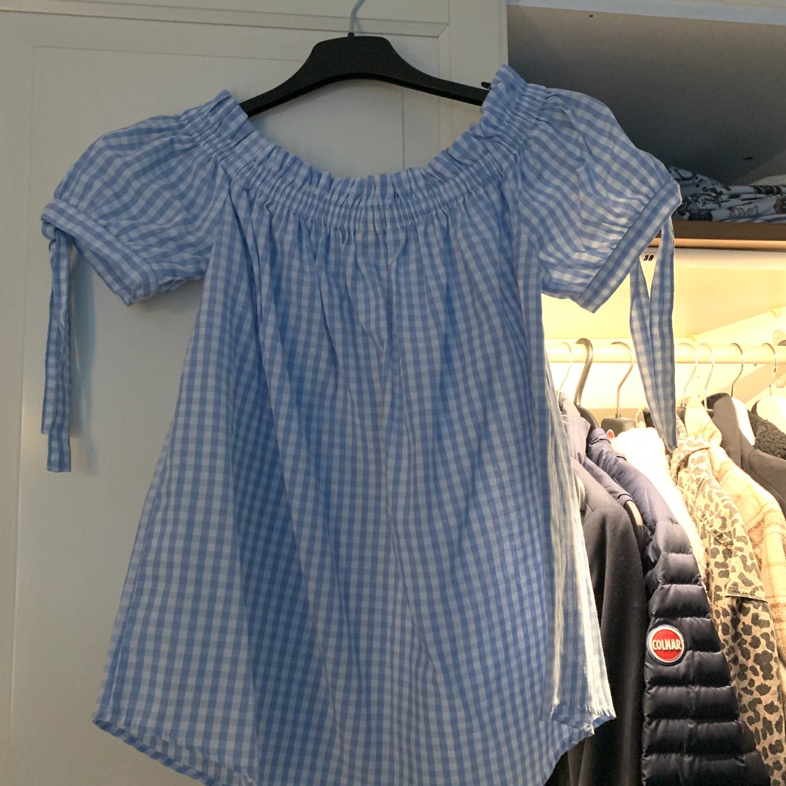 Off-shoulder blus från Hm.