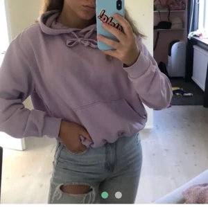Lila hoodie - Säljer denn snygga hoodie också med min kompis. Har bud på 130+frakt. Buda eller hör av er om ni är interesserade☺️