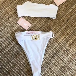 Playboy x missguided - Bikini set från playboy x missguided. Nypris för båda delarna är 799kr säljer båda delarna för 450kr. Helt oanvänd med alla prislappar samt hygienenremsa kvar.