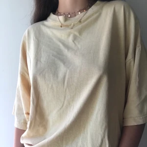 Oversized Ljusgul T-Shirt - Stor mysig ljusgul t-shirt, står ingen storlek men skulle säga att det är en L-XL🤩 Passar snyggt oversized på mig som brukar ha XS🌟 Frakt 44kr