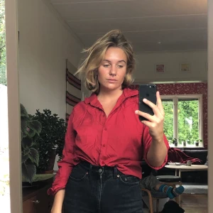 Lila-röd luftig skjorta - En skön och luftig skjorta i en superfin lila-rosa-röd färg - en riktig höstfärg!  Frakten står köparen för om man ej kan mötas i gbg :) 