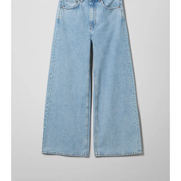 Weekday Ace jeans i färgen summer blue. Säljer pågrund av att dom har blivit för små. Köparen betalar frakt<3 Passar dom som är runt 165 . Jeans & Byxor.