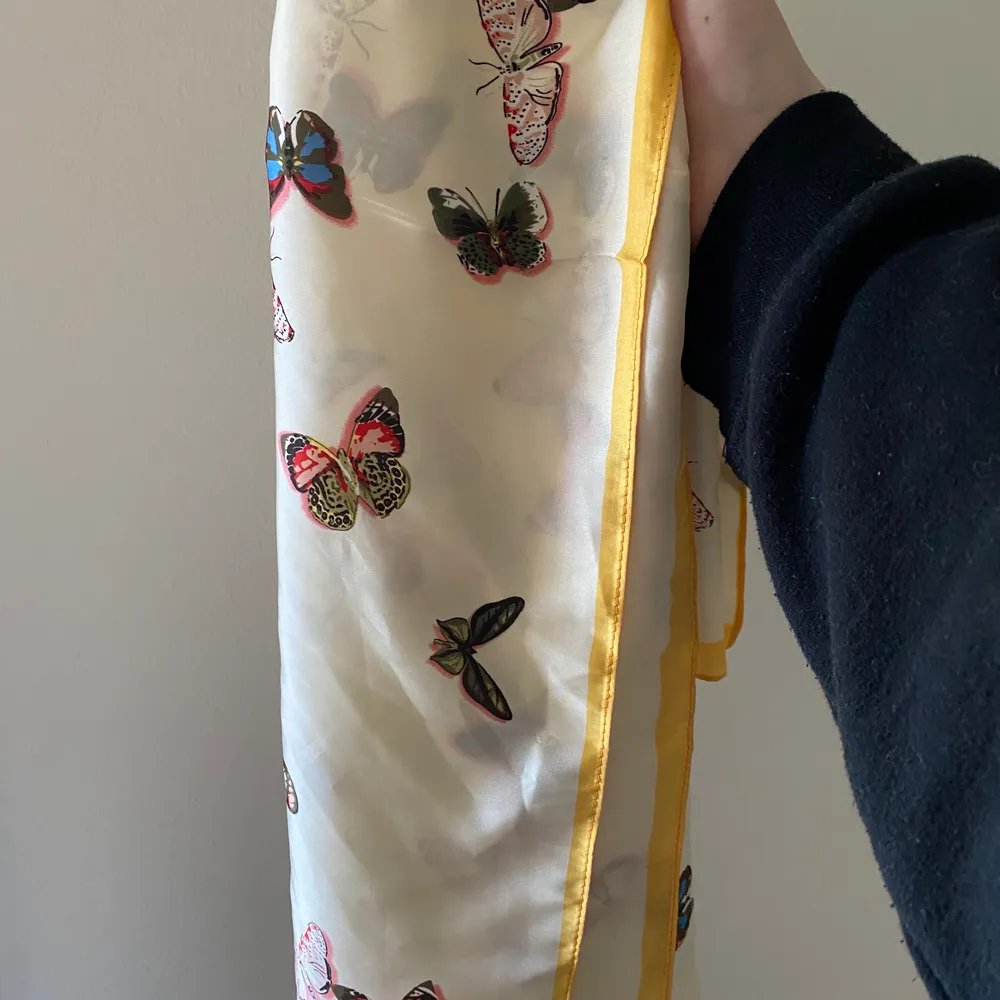 säljer denna scarf från shein med fjärilar på!! aldrig använd 🦋 den är 70x70 cm. . Accessoarer.