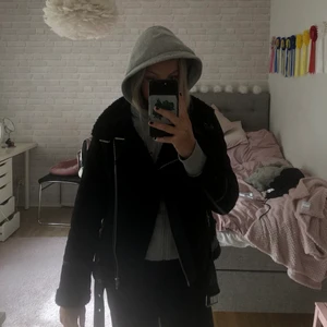 Bikerjacka från Zara i storlek S.  - Bikerjacka från Zara i storlek S. Köpt förra vintern och ganska använd men bra skick trots det. Nypris 800kr. Kan mötas upp annars står köparen för frakt!