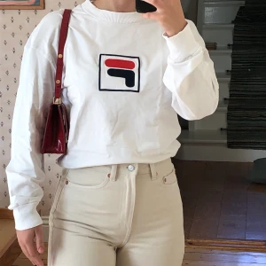 Fila tröja - Mysig vit Fila collegetröja! Köpt för ungefär ett år sen men inte blivit använd. Inte nopprig, inga fläckar. Köpt för 800kr. Skriv vid förslag av pris💖 FRI FRAKT VID SNABB AFFÄR