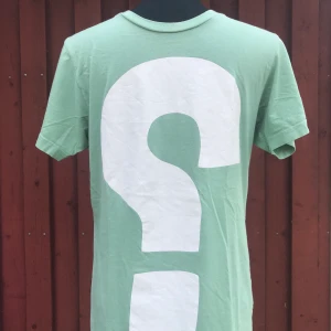 Fet SWEET SKTBS tshirt - Snygg tshirt från SWEET SKTBS i en mintgrön färg. PYYTTESMÅ sprickor i frågetecknet. (vilket man ser om man zoomar in) Ser inte konstigt eller fult ut. Sparsamt använd! Fint skick. 🤩 Köparen står för frakten.