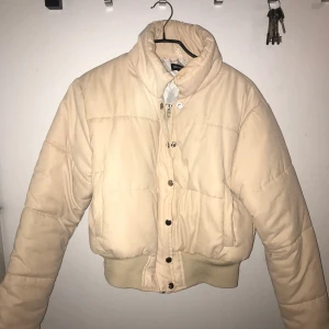 Prettylittlething  - Puffig jacka från prettylittlething, storlek 38 använd 2 gånger. Tyget är i sammet. 