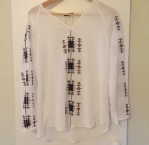  - Jättefin blus stl M i bohostil,köpt i New York.
Aldrig använd-endast upptvättad.