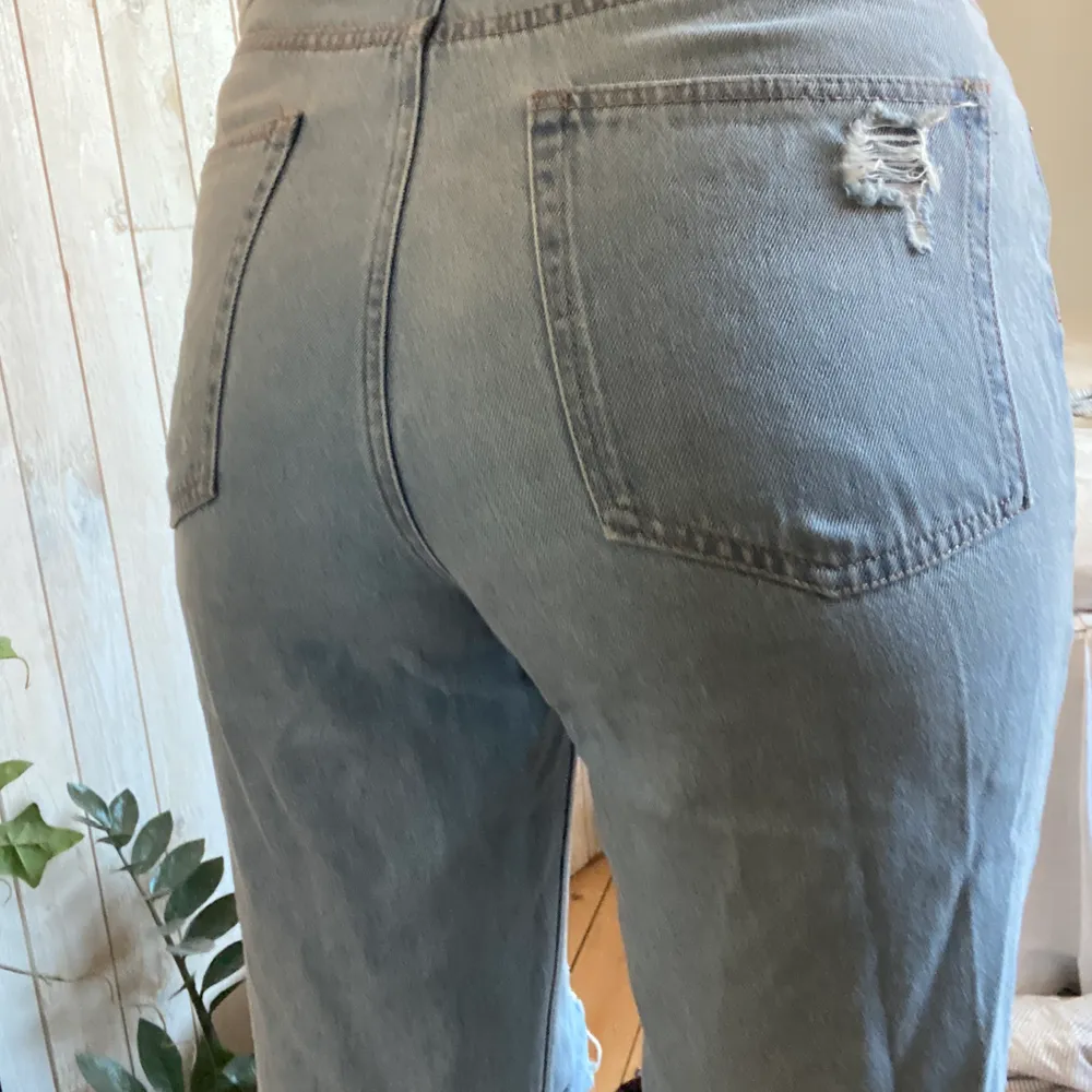 Supersnygga jeans från H&M, kommer tyvärr inte till användning för de är för stora, köparen står för frakten ✨❣️❣️. Jeans & Byxor.