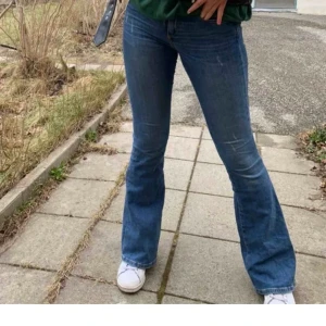 Bootcut jeans - Säljer dessa blåa jeans ifrån Zara då dom inte alls kommer till användning längre. Dom har snygga slitningar längs med benen och sitter väldigt bra. Köparen står för frakten⚡️