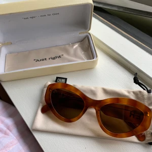 Chimi eyewear ”just right”  - Populära glasögonen ”just right” från Elsa Hosks kollektion för chimi. Slutsålda överallt! Använda 2 gånger så i nyskick! Så himla fina men tyvärr lite för breda för mig. 