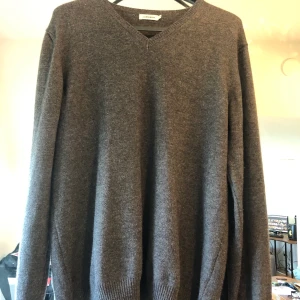 J.lindeberg cashmire pullover v-neck - Den är i superfint skick just pga att den är tillverkad i Italien, kvalitén på ullen är även fantastisk, detta är en äldre modell, hade den köpts idag så ligger priset runt 2,000kr. (Vid snabb affär kan jag gå ner i pris)