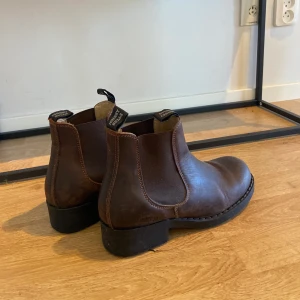 Johnny bulls - Johnny bulls köpta för minst 1 år sedan. Använt dom max 3 gånger. De värmer extremt bra och är sköna att gå i. Säljer pga inte passade min stil. Kom privat för mer info om pris, frakt m.m. 🥰❤️