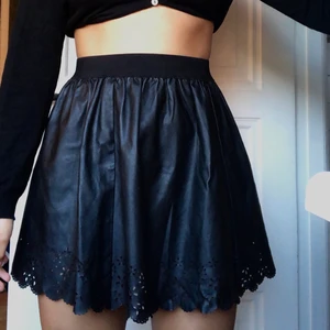 Leather skirt  - En skinnkjol saknas aldrig i garderoben, denna vackra kjol är perfekt för alla tillfällen