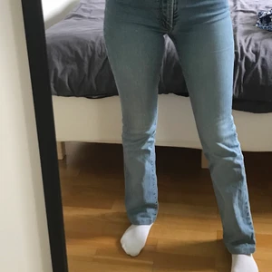 Jeans - Jääättesnygga jeans köpta här på Plick men använder de tyvärr inte så mycket jag hade hoppats på. Jeansen har jättesnygga detaljer. De är i bra skick förutom att några ”jeansöglor” har lossat lite men det kan enkelt sys fast igen. Köparen står för frakten !💞
