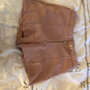 Rosa shorts med sömmar från bershka