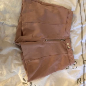 Rosa shorts - Rosa shorts med sömmar från bershka