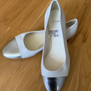 Nya Vagabond ballerinaskor - Jättefina och bekväma ballerinaskor från Vagabond i str.36. Men jag har str. 37 och den passade på mig. Användes aldrig då jag inte kan gå på låga skor längre. Bara provat.  Nypris 600kr. Vita med silver på topp.