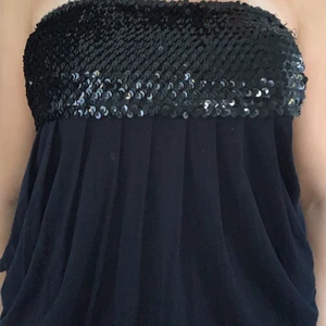 Glittrig festtopp - En glittrig topp perfekt för fest. Aldrig använd och säljs pga inte min stil. Dock väldigt bekväm! Och finns inget glitter under armarna eller på ryggen så rivs inte!! :) Köpt för 500kr. Storlek 38 men funkar på alla storlekar mellan 34-42 pga stretchig!!