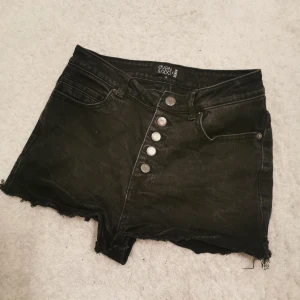 Jeans shorts  - Storlek s. Sjukt snygga med knappar. 