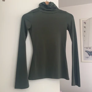 trutleneck W widearms - Skimmer grön tröja med vida armar och snygg krage. 