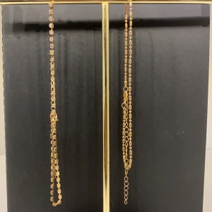 Halsband  - Två superfina och oanvända halsband i guld färg (inte äkta). 50kr/st. Köparen står för frakten. Fraktar endast. GRATIS FRAKT JUST NU
