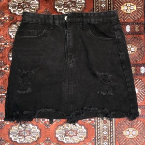 Svart kjol  - En svart kjol i storlek XS...⚡️  Kolla gärna in resten i min profil 🌎 Pris går att diskuteras!  Köpare står för frakt  📦 (66kr) totalt- 116kr  