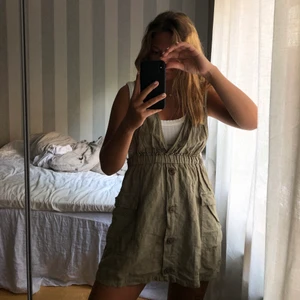 Klänning - Asball militärgrön klänning (ish) med fickor från zara som är i nyskick! Storlek small🙌🏼🦋💞