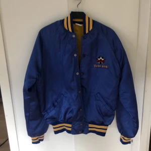 Vintage footballjacket siden - Skit snygg o ball vintage jacka som jag tyvärr inte använt så mycket och säljer den istället, jättebra skick och endast testad av mig en gång. Jackan är i storlek M men sitter as bra på mig som mer är 34/36 så skulle nog mer säga att den är som en S.   Frakt ingår i priset !