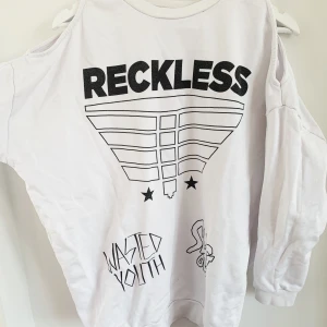 Sweater - En skitsnygg sweater med maaaaassa coola detaljer!!! Exempelvis hålen vid axlarna. Billigt pris pga använd relativt mycket. 