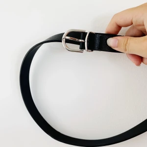 Svart skärp  - Basic snyggt lite smalare svart skärp med silvriga detaljer. Säljer pga lite för liten på mig. 💕