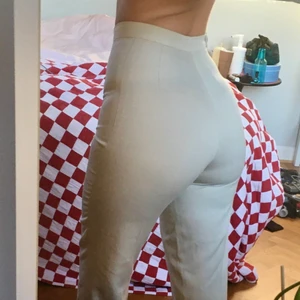 Vintage kostymbyxor i beiget  - Ett par beiga favorit kostymbyxor som behöver nytt hem då dom blivit försmå för mig! Det finns ingen storlek men skulle säga att de skulle sitta bäst på en stor 32a eller liten 34a, jag på bild är en stor 34a / liten 36a och är 162cm. Köparen står för eventuell frakt!🥰💖