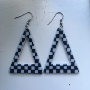 Örhängen - Ett par skitsnygga schackrutiga örhängen!💕