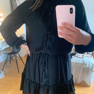 Söt svart klänning  - En svart supersöt klänning från H&M. Haft den ett par år men är knappt använd. Superfin att både klä upp och klä ner. Går att justera i midjan så man kan göra den lite kortare och mer figursydd. Frakt ingår💜