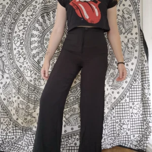 Flowy pants  - Sjukt snygga flowy byxor!!! Fint skick.  Midja 34cmx2. Längd 106cm.  120kr pp 44kr