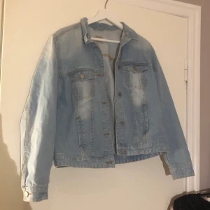 jeansjacka  - säljer denna snygga jeansjacka i stl 44 men jag som vanligtvis har 36 har denna och den sitter som oversize. sparsam använd!